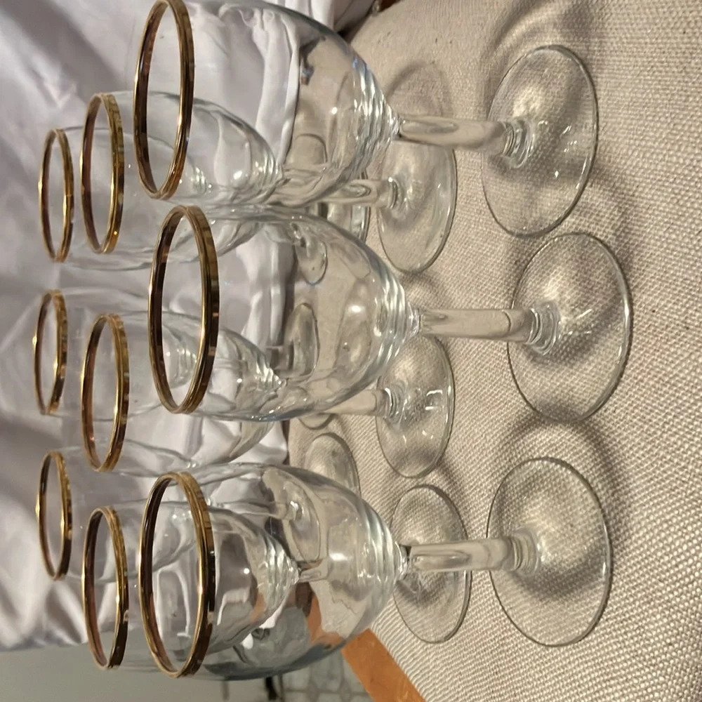 Like new.   Set of 9 simple wine glasses (from 1990s-2000s ). with gold edge - Picture 10 of 10